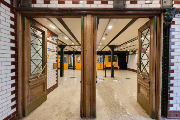 Budapest, M1 metró, Vörösmarty tér, bélyegkép