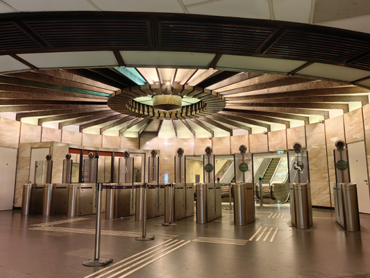 Budapest, M2 metró, Deák Ferenc tér, bélyegkép