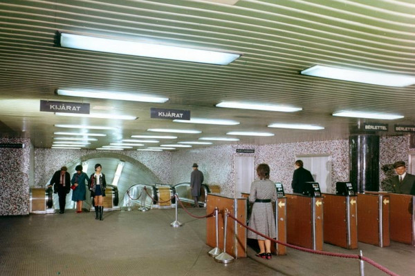 Budapest, M2 metró, Astoria, bélyegkép